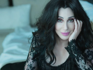 Η Cher τρώει κάμπια σε εκπομπή για να μην απαντήσει σε ερώτηση για τους εραστές της! (βίντεο)